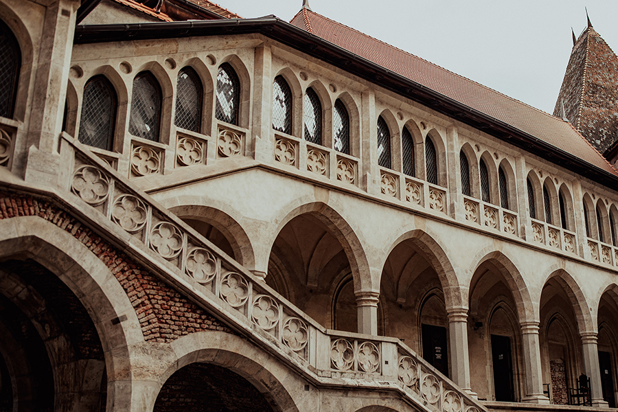 Nahaufnahme eines architektonische kunstvoll gestalteten Treppenaufgangs von Schloss Corvin